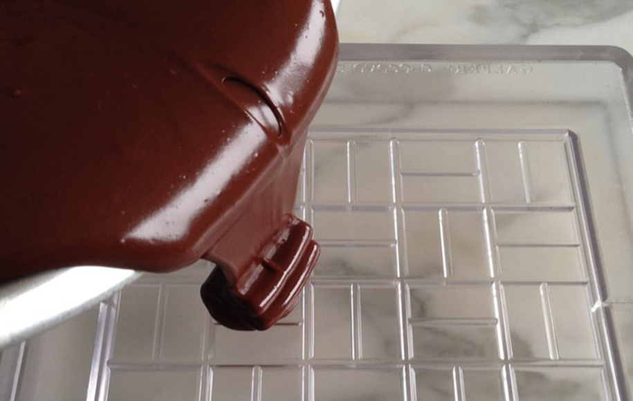 قالب زدن شکلات تخته ای