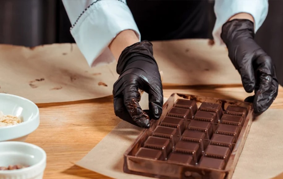 درآوردن شکلات از قالب پلی کربنات